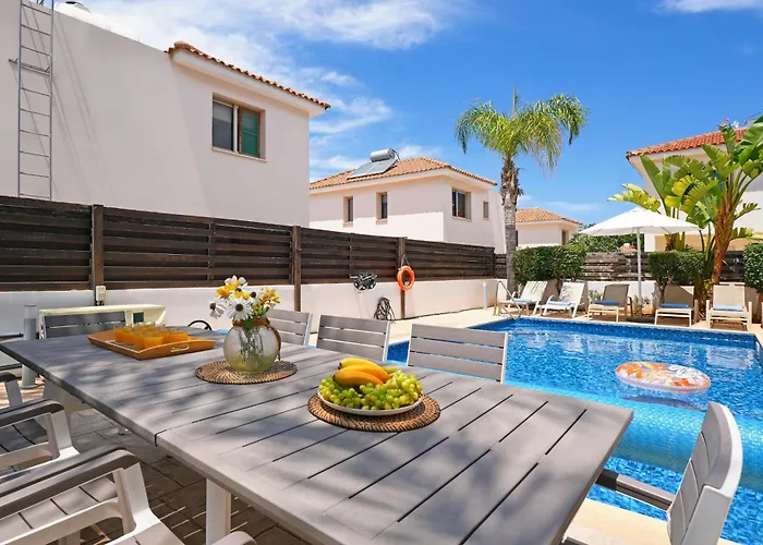 Maya - 4bed With Private Heated Pool Paralímni